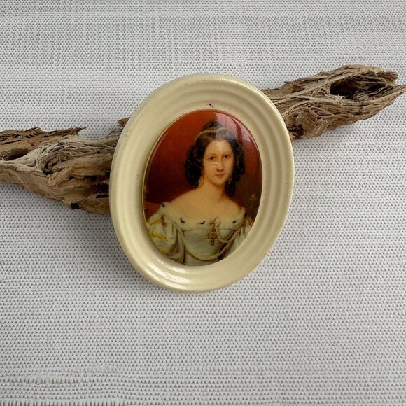 Vintage Celluloid Brooch Victorian Woman Transferware Cameo Oval 2.25" x 1.75" - Picture 5 of 9